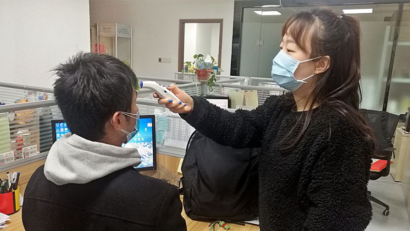 開展體溫檢測，確保工作安全有序800